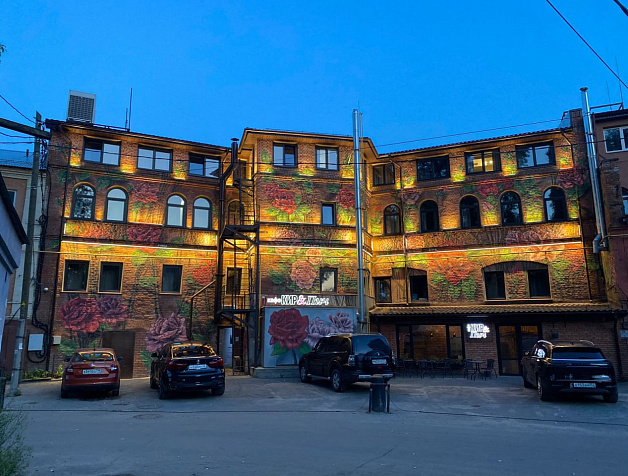 "Цветущий" фасад здания отеля в Нижнем Новгороде
